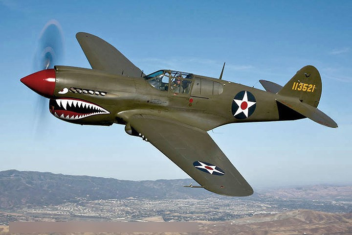 may bay tiem kich curtiss p 40e dung manh chao luon tren bau troi