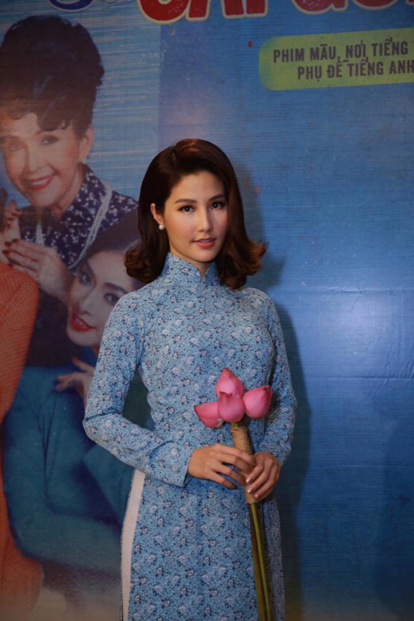 ao dai theo style co ba sai gon an khach tro lai
