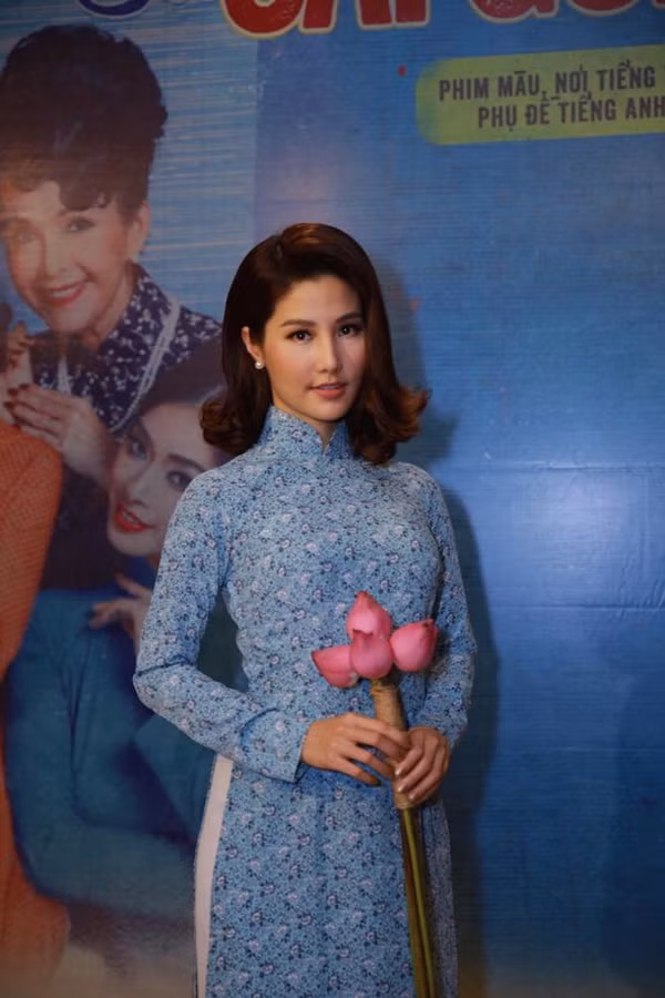 ao dai theo style co ba sai gon an khach tro lai