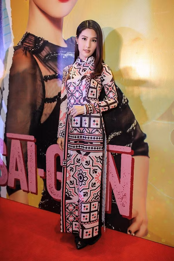 ao dai theo style co ba sai gon an khach tro lai