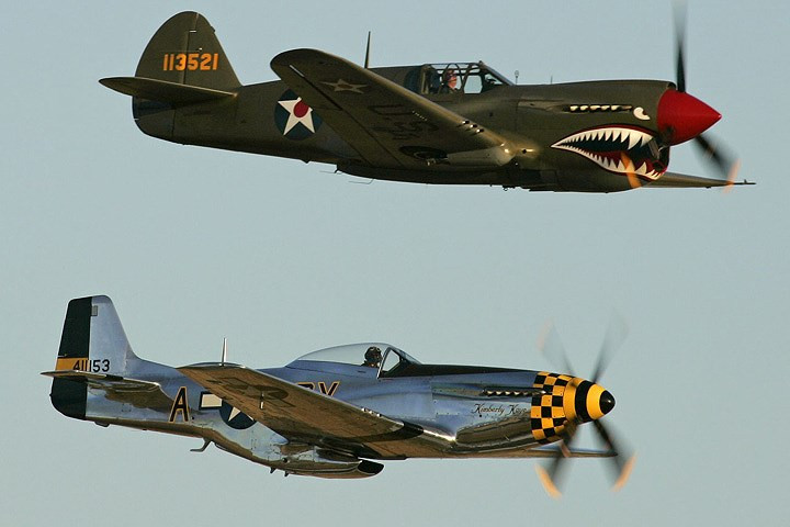 may bay tiem kich curtiss p 40e dung manh chao luon tren bau troi