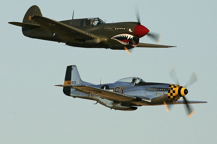 may bay tiem kich curtiss p 40e dung manh chao luon tren bau troi