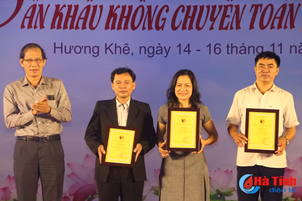 khep lai hoi dien nghe thuat san khau khong chuyen toan tinh