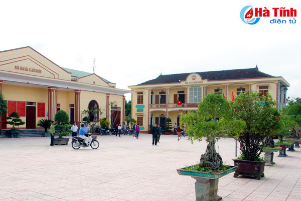 dan hien cay canh quy lam dep tru so xa hoi quan thon