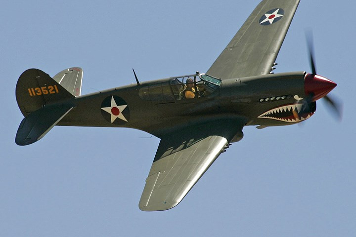 may bay tiem kich curtiss p 40e dung manh chao luon tren bau troi