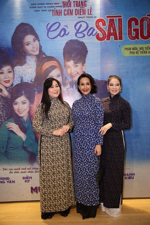 ao dai theo style co ba sai gon an khach tro lai