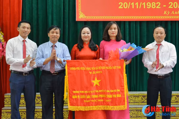 nhieu hoat dong chao mung ngay nha giao viet nam