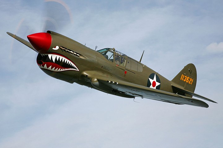 may bay tiem kich curtiss p 40e dung manh chao luon tren bau troi