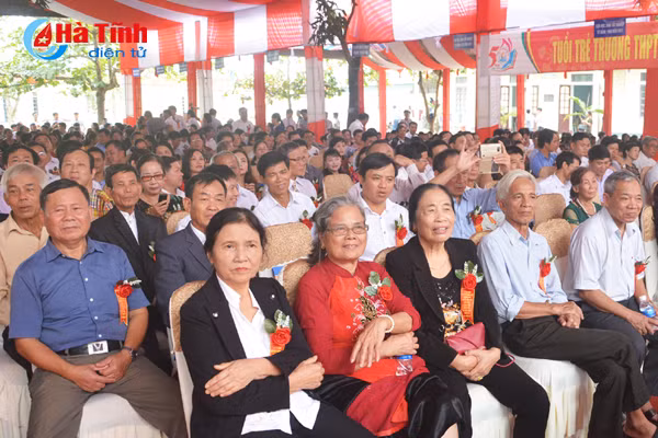 truong thpt nguyen van troi nhan bang khen thu tuong chinh phu