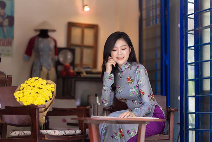 ao dai theo style co ba sai gon an khach tro lai