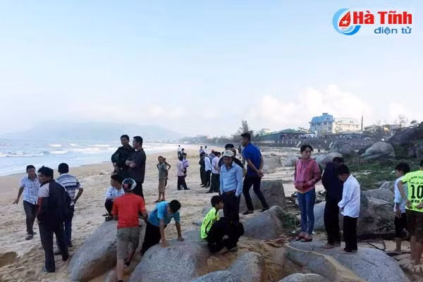 2 hoc sinh lop 8 mat tich khi ru nhau di tam bien