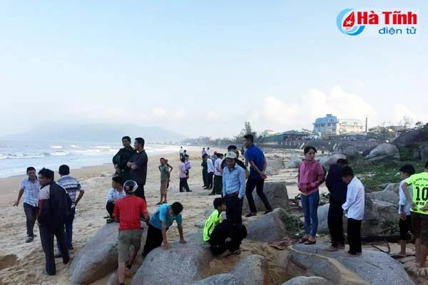 2 hoc sinh lop 8 mat tich khi ru nhau di tam bien