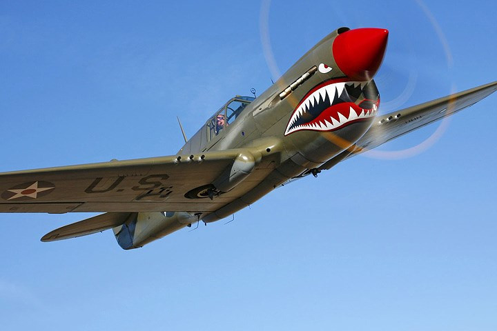 may bay tiem kich curtiss p 40e dung manh chao luon tren bau troi