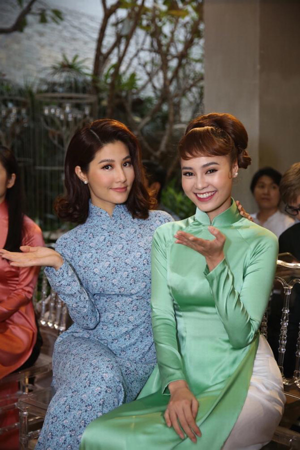 ao dai theo style co ba sai gon an khach tro lai