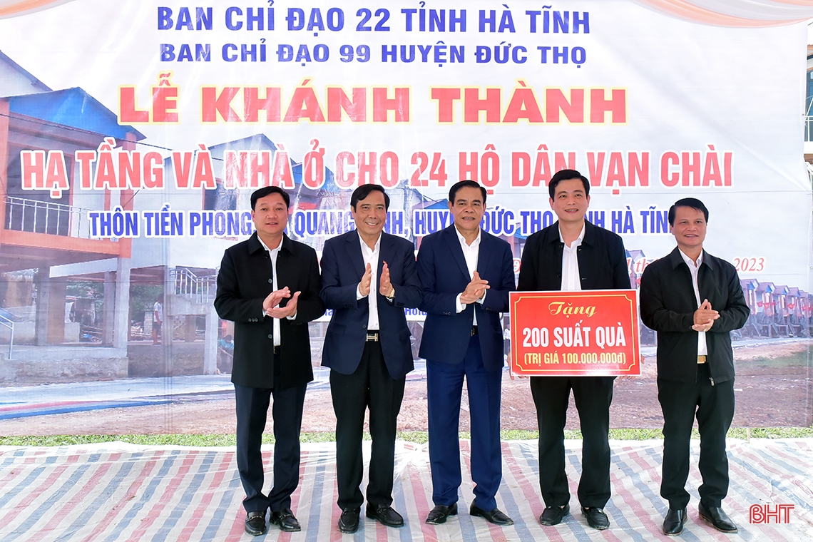 Nguyên Chủ tịch nước Trương Tấn Sang dự lễ khánh thành nhà ở cho người dân vạn chài Đức Thọ