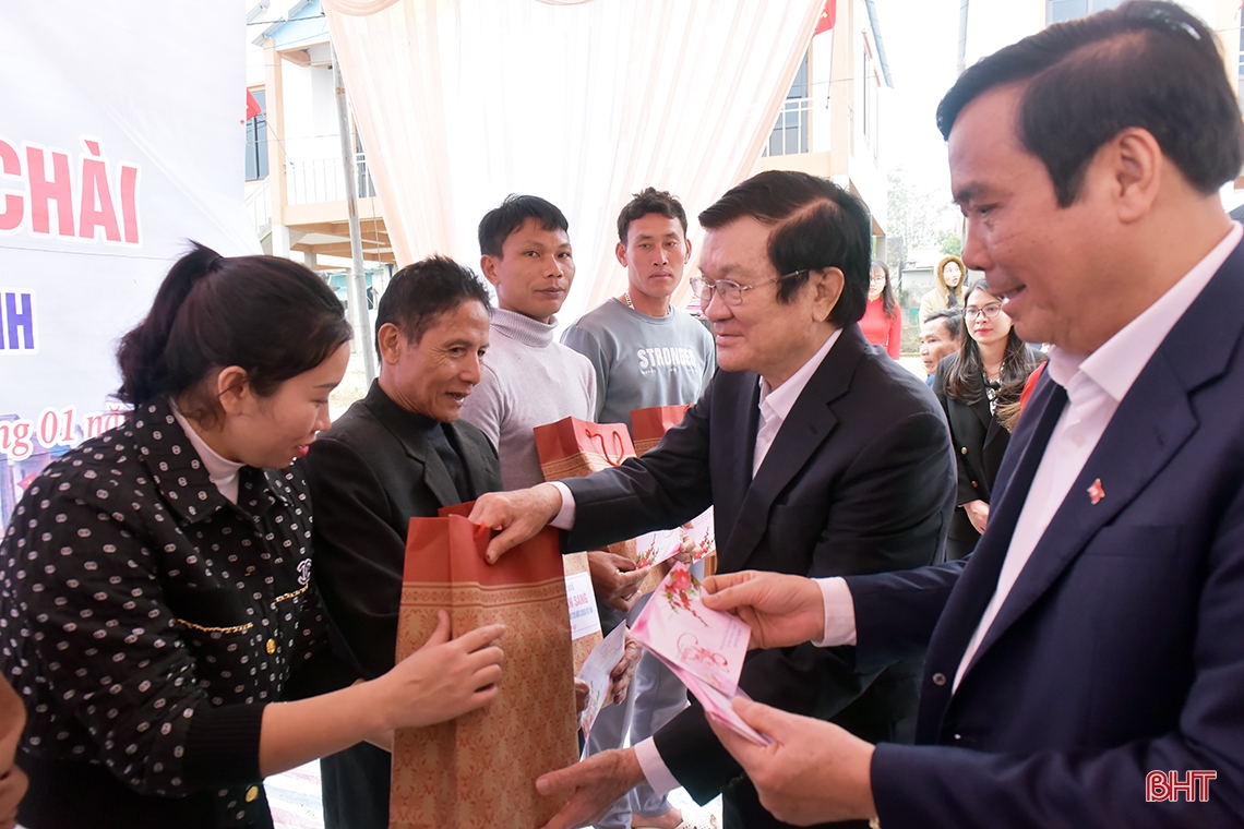 Nguyên Chủ tịch nước Trương Tấn Sang dự lễ khánh thành nhà ở cho người dân vạn chài Đức Thọ