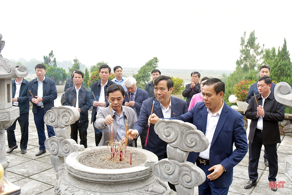 Nguyên Chủ tịch nước Trương Tấn Sang dự lễ khánh thành nhà ở cho người dân vạn chài Đức Thọ
