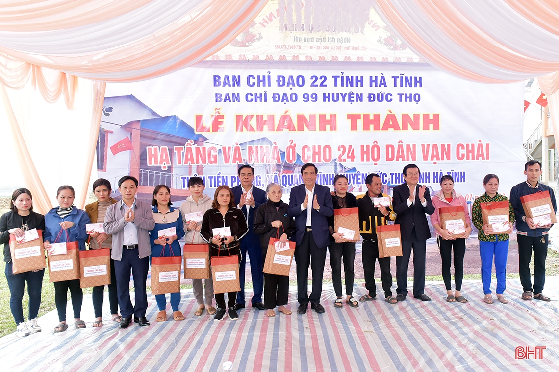 Nguyên Chủ tịch nước Trương Tấn Sang dự lễ khánh thành nhà ở cho người dân vạn chài Đức Thọ