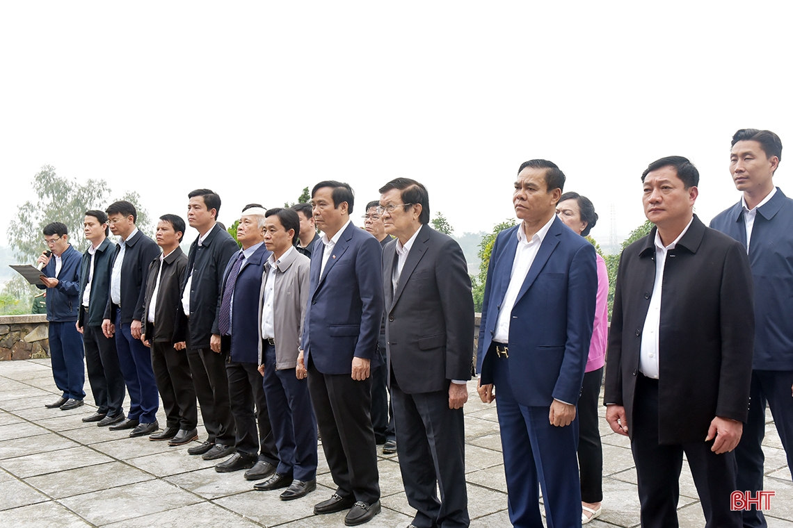 Nguyên Chủ tịch nước Trương Tấn Sang dự lễ khánh thành nhà ở cho người dân vạn chài Đức Thọ