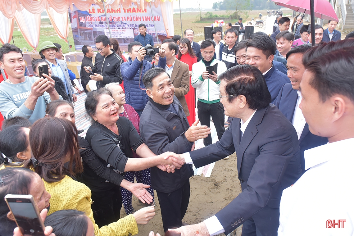 Nguyên Chủ tịch nước Trương Tấn Sang dự lễ khánh thành nhà ở cho người dân vạn chài Đức Thọ