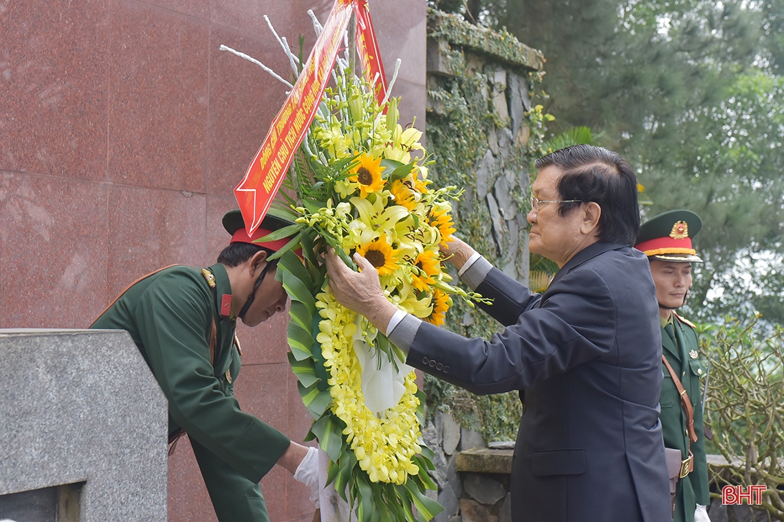 Nguyên Chủ tịch nước Trương Tấn Sang dự lễ khánh thành nhà ở cho người dân vạn chài Đức Thọ