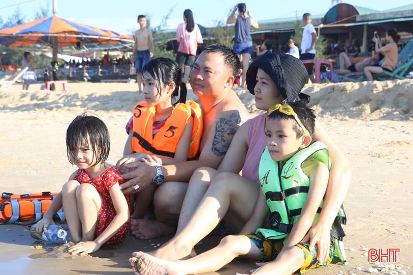 Khu du lịch biển Thiên Cầm “kín” khách những ngày nắng nóng