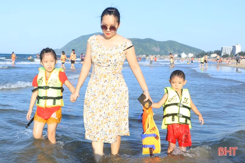 Khu du lịch biển Thiên Cầm “kín” khách những ngày nắng nóng