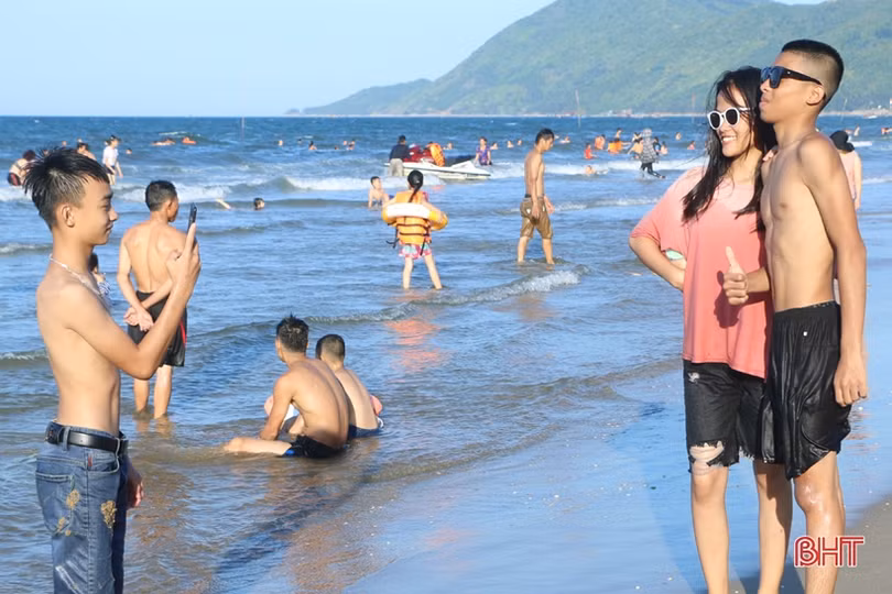 Khu du lịch biển Thiên Cầm “kín” khách những ngày nắng nóng