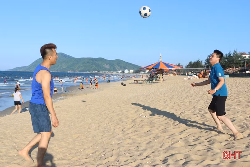 Khu du lịch biển Thiên Cầm “kín” khách những ngày nắng nóng