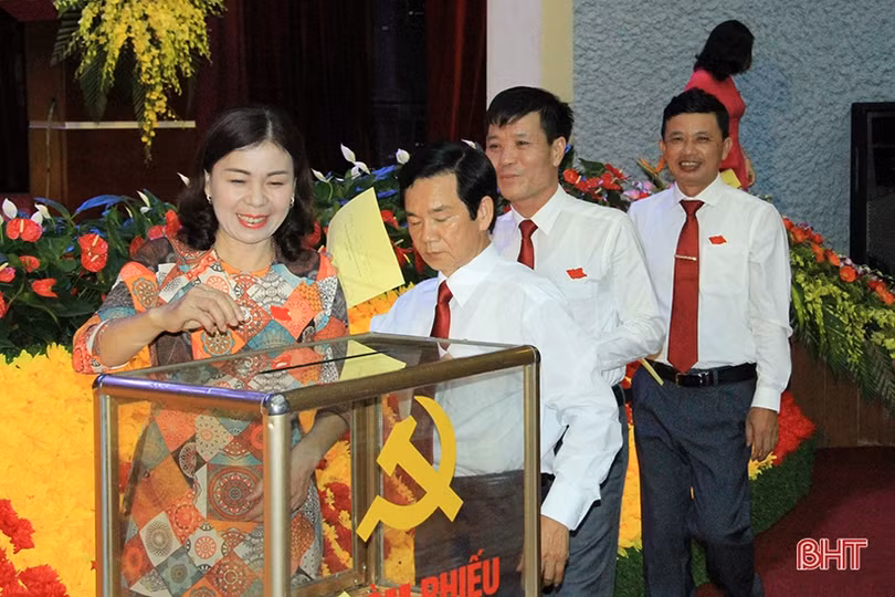 Ông Phan Tấn Linh tái cử Bí thư Huyện ủy Nghi Xuân nhiệm kỳ 2020 - 2025