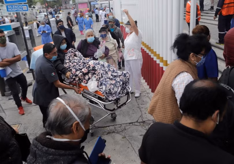 Nhà cao tầng nứt toác, người dân hoảng loạn lao ra đường trong động đất 7,4 độ Richter ở Mexico