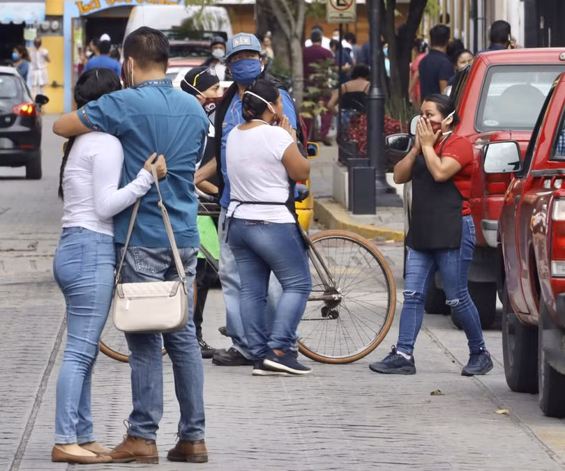 Nhà cao tầng nứt toác, người dân hoảng loạn lao ra đường trong động đất 7,4 độ Richter ở Mexico
