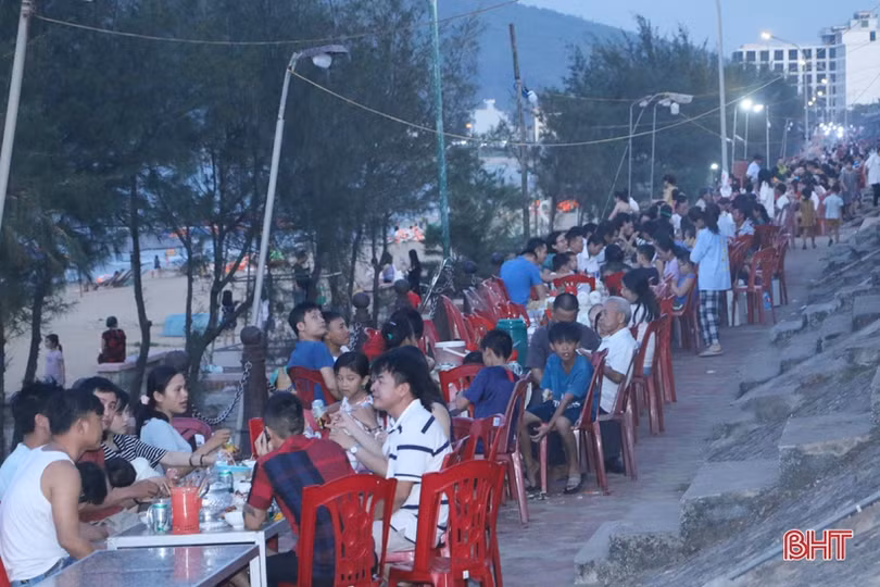 Khu du lịch biển Thiên Cầm “kín” khách những ngày nắng nóng