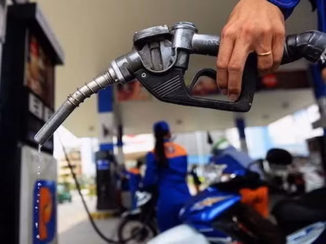 CHÍNH THỨC: Giá xăng tăng lần thứ 4 liên tiếp từ chiều nay (27/6)