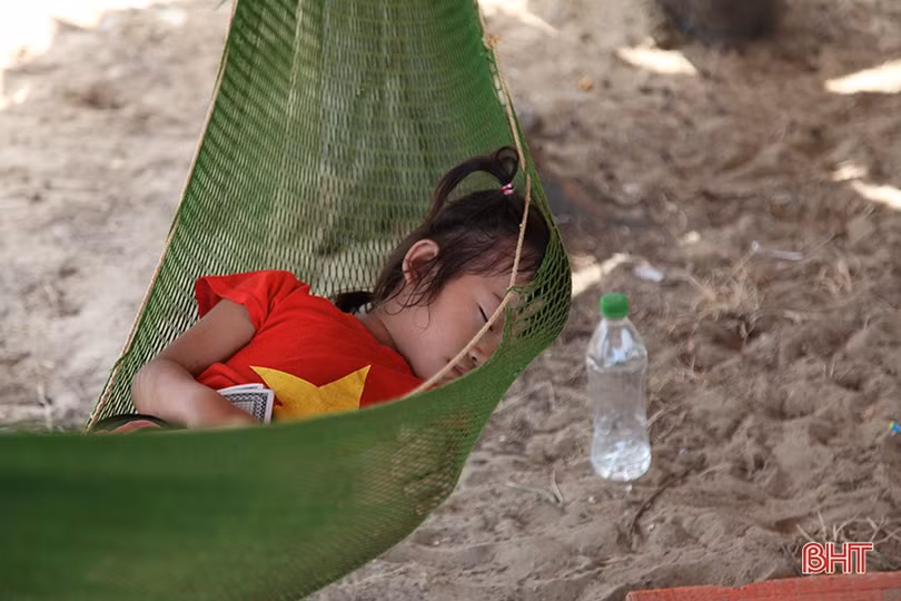 Người dân Hà Tĩnh “trốn nóng” bên bờ biển