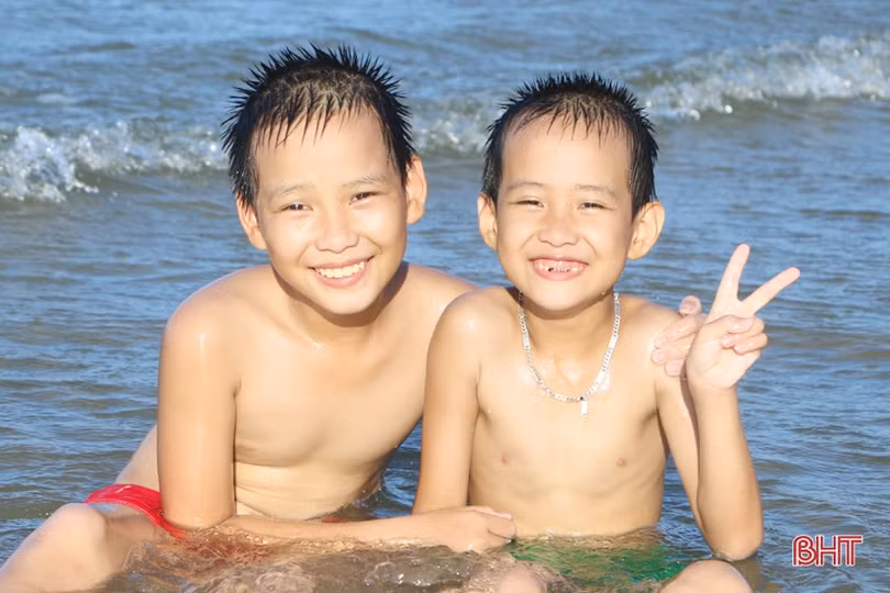 Khu du lịch biển Thiên Cầm “kín” khách những ngày nắng nóng