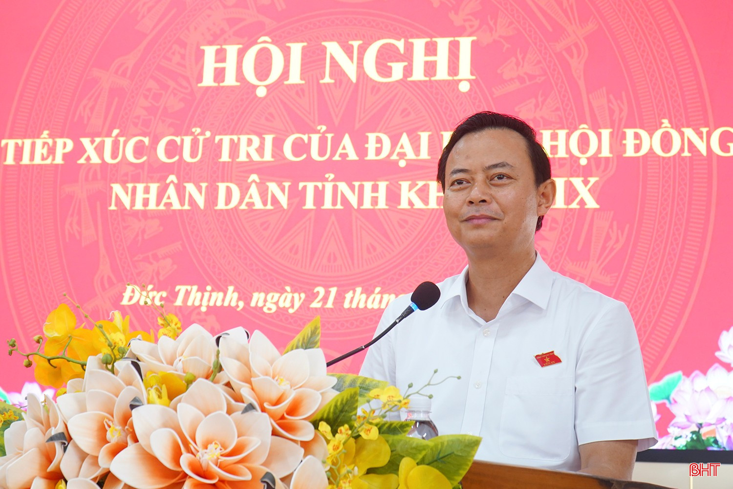 Ông Hà Văn Hùng tiếp thu các kiến nghị của cử tri.