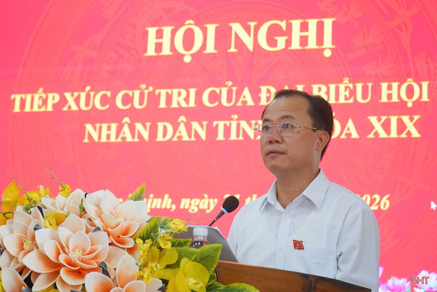 Ông Nguyễn Thăng Long - Bí thư Đảng uỷ, Chủ tịch HĐND phường Bắc Hồng Lĩnh, đại diện Tổ đại biểu số 9 báo cáo các nội dung liên quan.