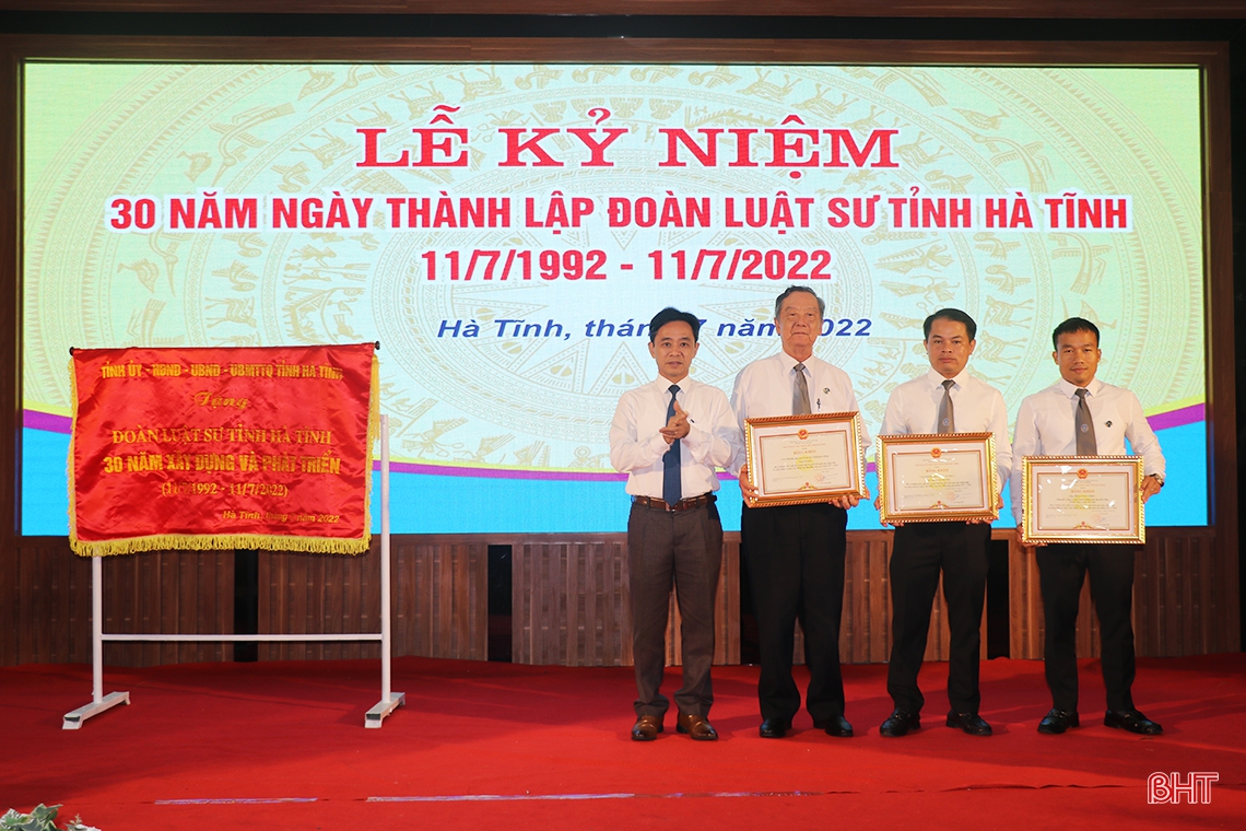 Coi trọng việc tự bồi dưỡng của mỗi luật sư, tích cực tham gia giám sát và phản biện xã hội