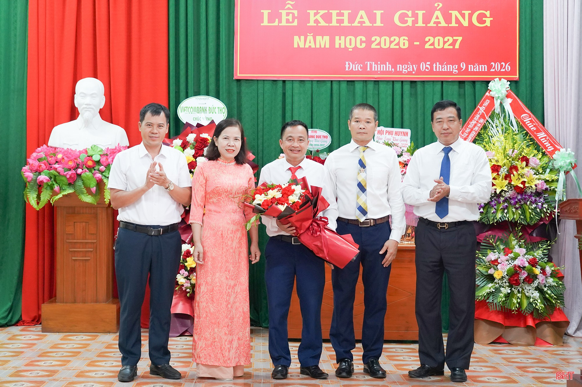 Chủ nhiệm Ủy ban Kiểm tra Tỉnh ủy Trần Tú Anh tặng hoa chúc mừng tập thể Trường THPT Trần Phú.