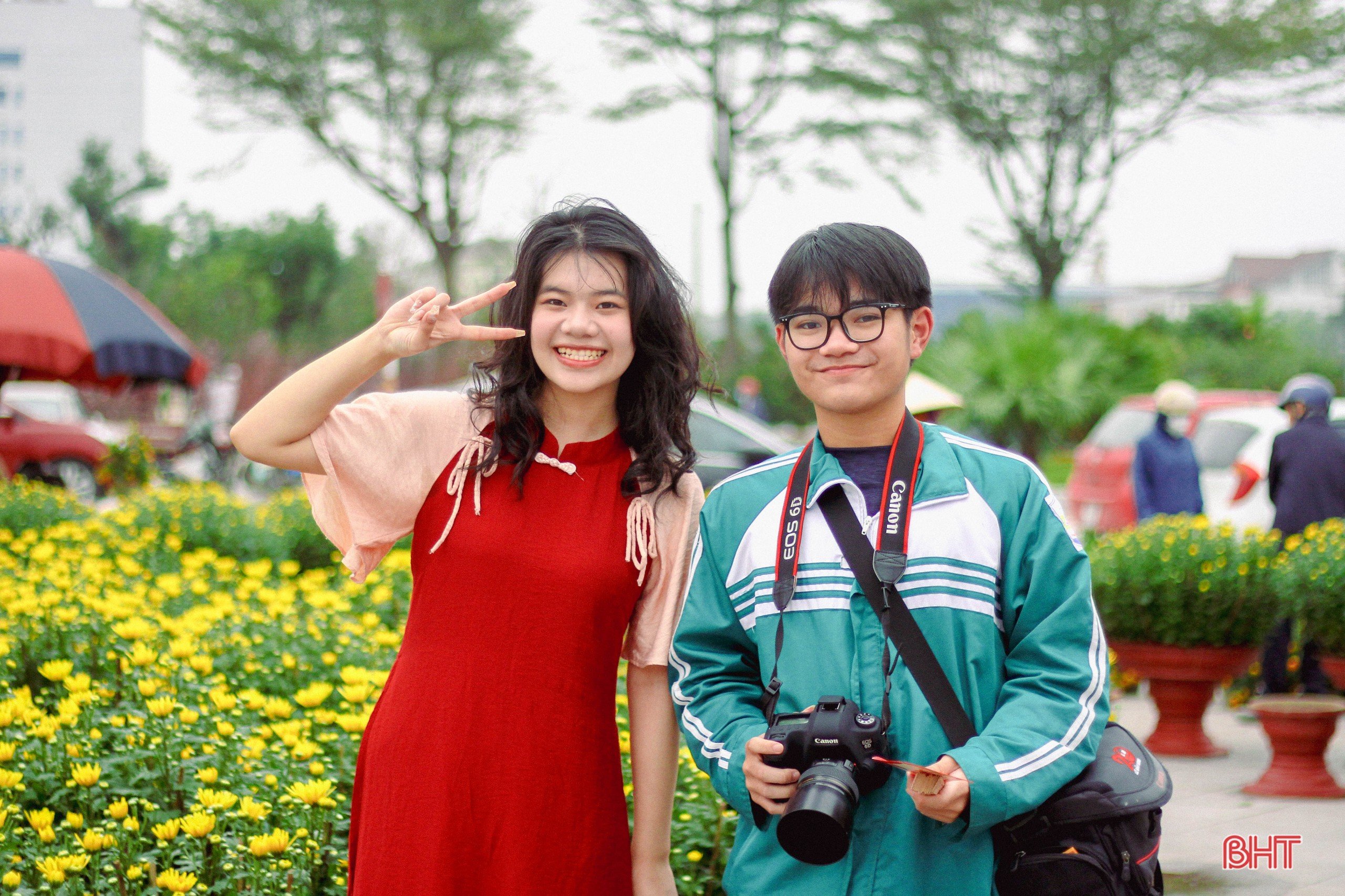 Giới trẻ Hà Tĩnh “bắt trend” chụp ảnh áo dài đón tết