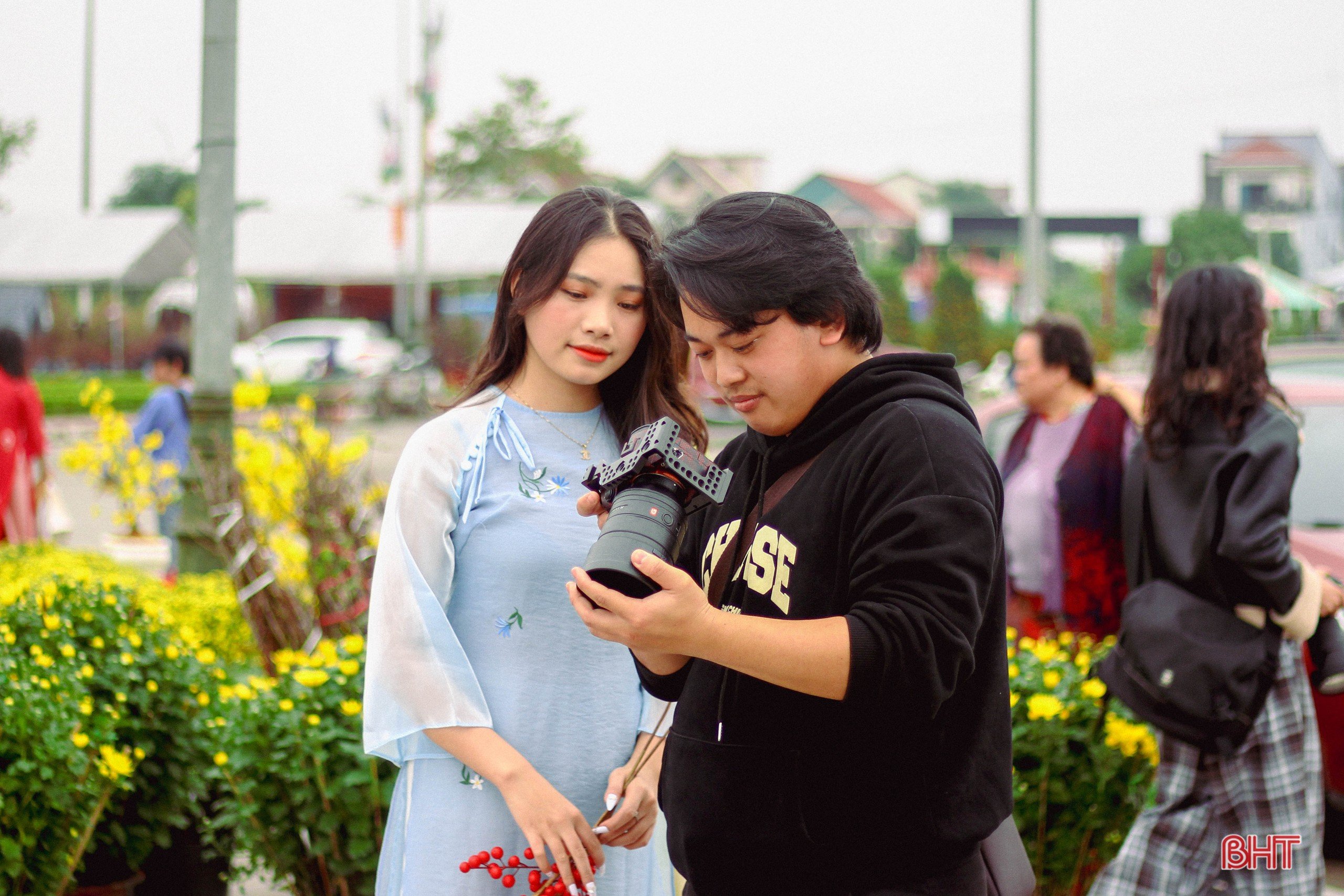 Giới trẻ Hà Tĩnh “bắt trend” chụp ảnh áo dài đón tết