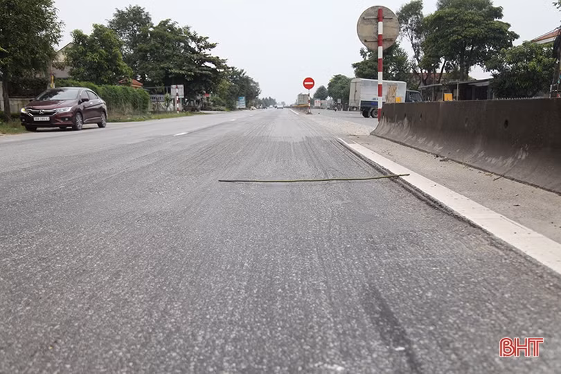 Hà Tĩnh: Quốc lộ 1 lại bong tróc, hằn lún, tiềm ẩn tai nạn giao thông