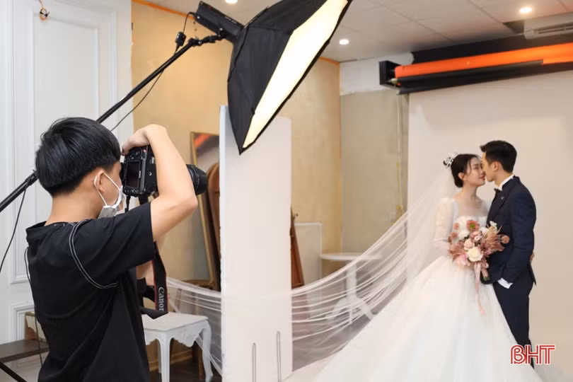 Mùa cưới đến rồi, gợi ý cho nàng trang phục dự đám cưới nổi bần bật