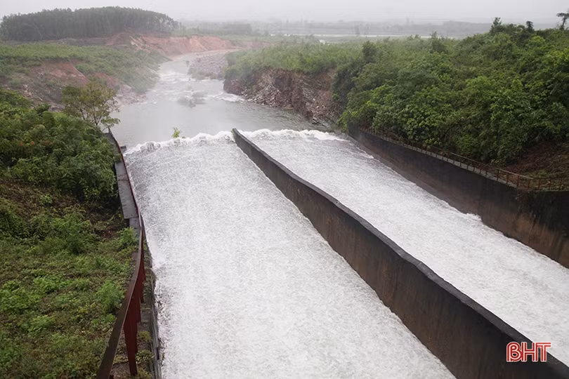 Hồ Kẻ Gỗ xả tràn 150 m<sup>3</sup>/s trước dự báo Hà Tĩnh có mưa lớn