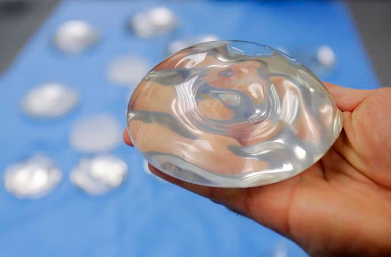 FDA Mỹ ra cảnh báo mạnh mẽ về phẫu thuật nâng ngực