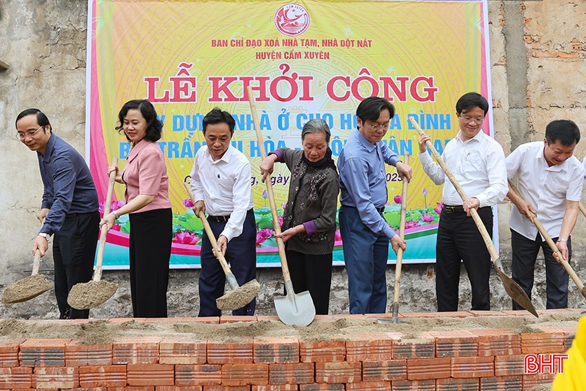 Phó Bí thư Thường trực Tỉnh ủy Trần Thế Dũng và đoàn công tác dự lễ khởi công xây dựng nhà ở cho gia đình bà Trần Thị Hoà (thôn Xuân Nam, xã Cẩm Nhượng, Cẩm Xuyên).