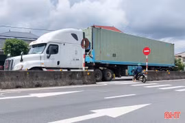 Lấy an toàn làm nguyên tắc hàng đầu khi qua các điểm mở dải phân cách
