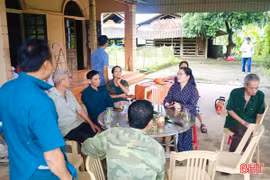 Thăm hỏi, động viên các hộ dân bị ảnh hưởng do dông lốc ở Kim Hoa 
