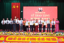Phó Thủ tướng Thường trực Chính phủ và lãnh đạo Hà Tĩnh trao Huy hiệu Đảng cho các đảng viên